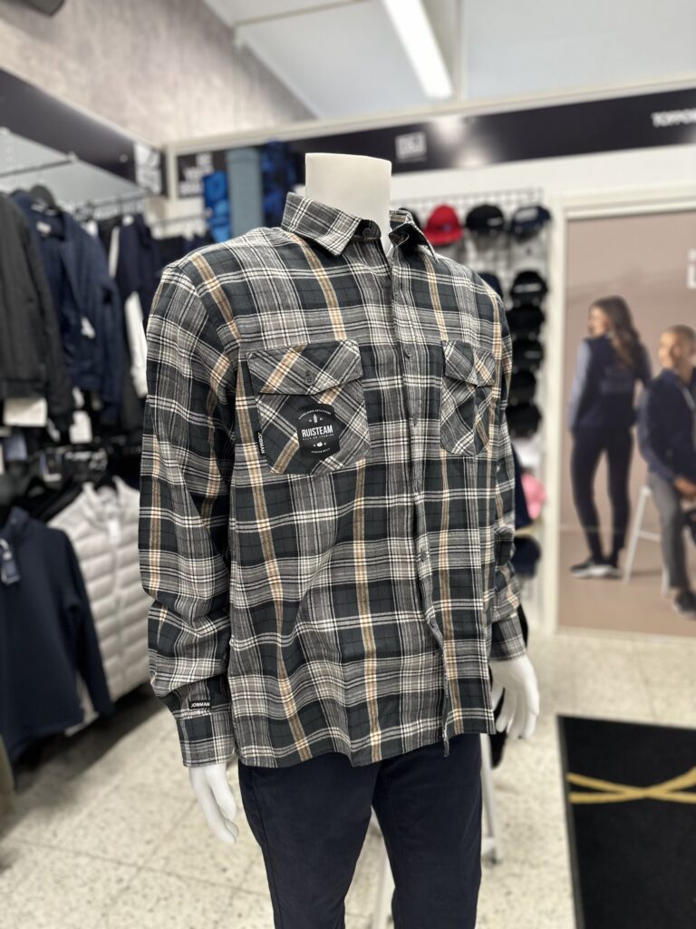 RusTeam flanellipaita mallinukke sivulta