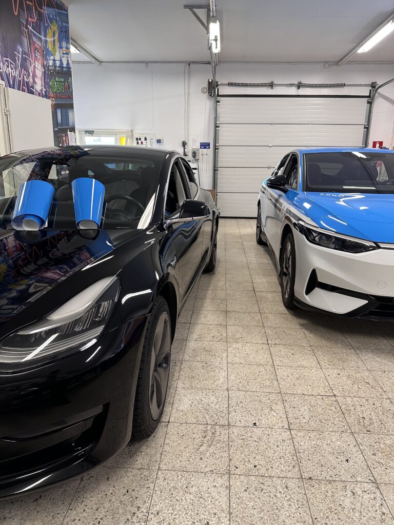 Sähköautojen teippausprojektit työpajassa