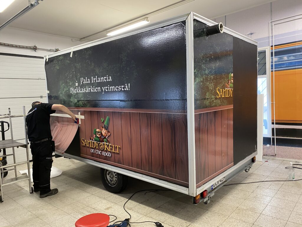 Sandy & Kelt ruokatraileri teippaus työpajassa