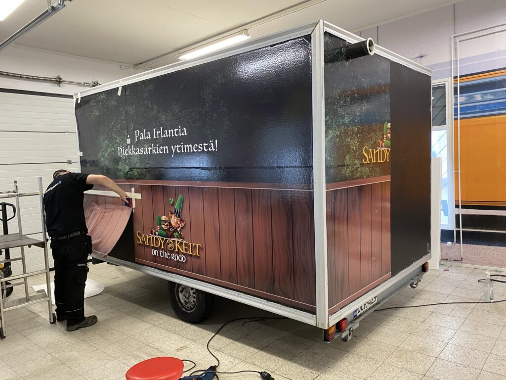 Sandy Kelt ruokavaunu teippaus hallissa