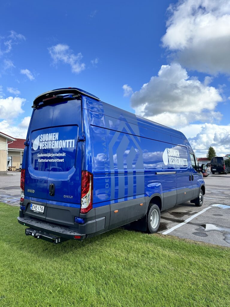 Suomen Vesiremontti Iveco Daily teippaus takaa