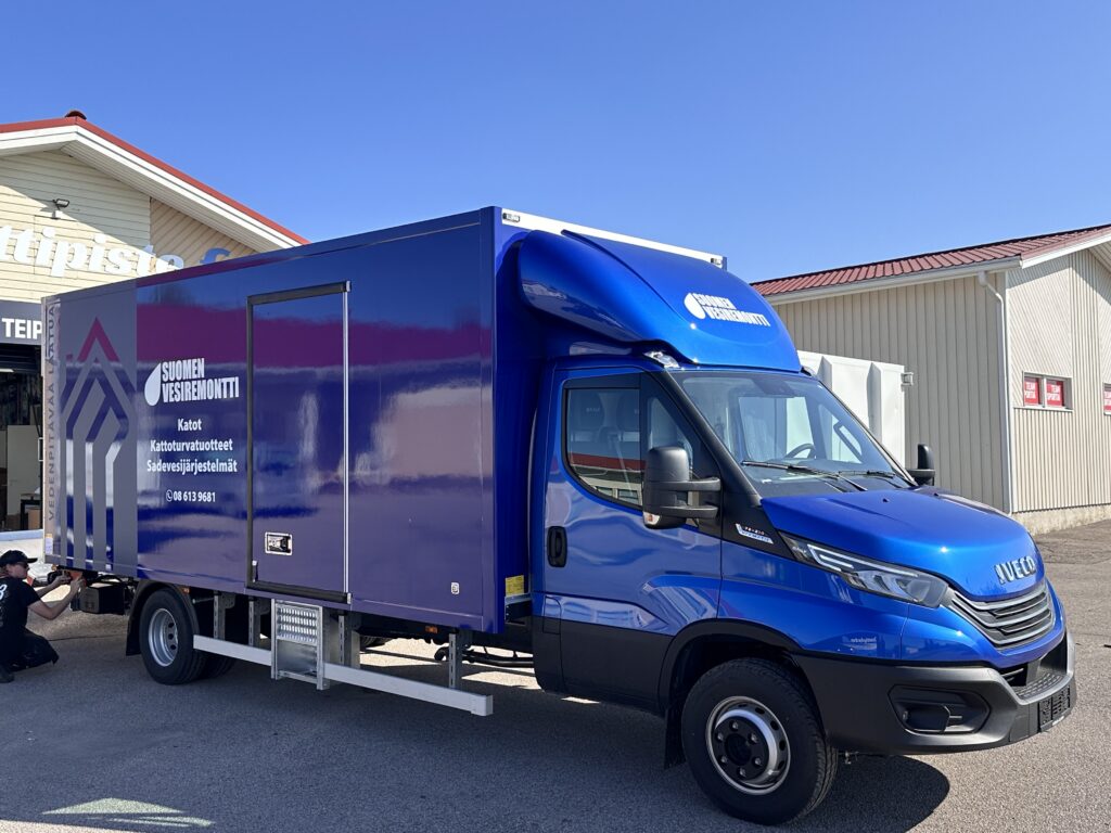 Suomen Vesiremontti Iveco kuorma-auto teippaus