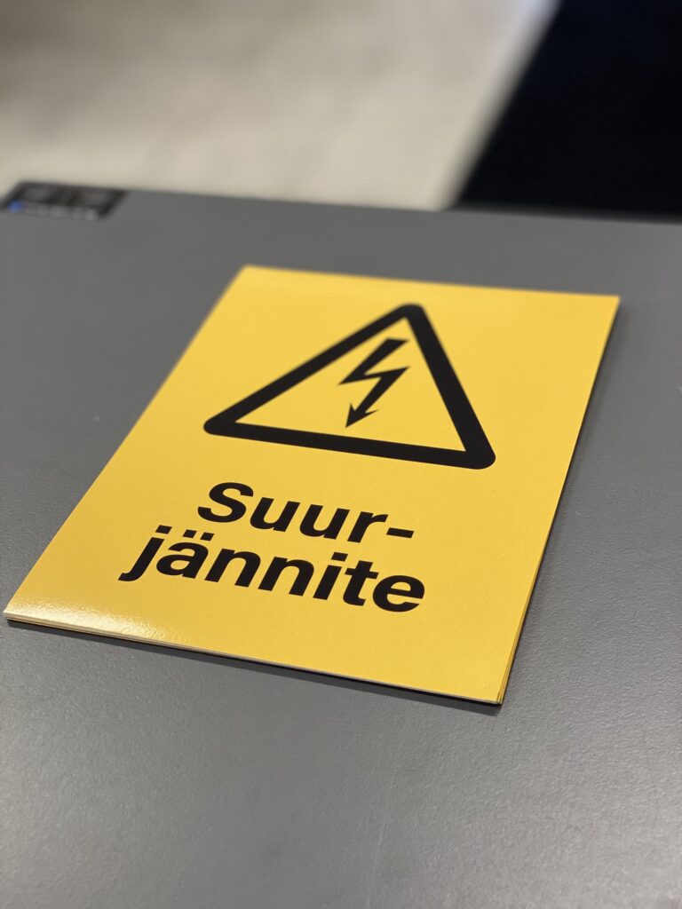 Suurjännite varoituskyltit pino