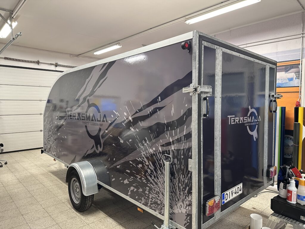 Teräsmaja peräkärryn teippaus