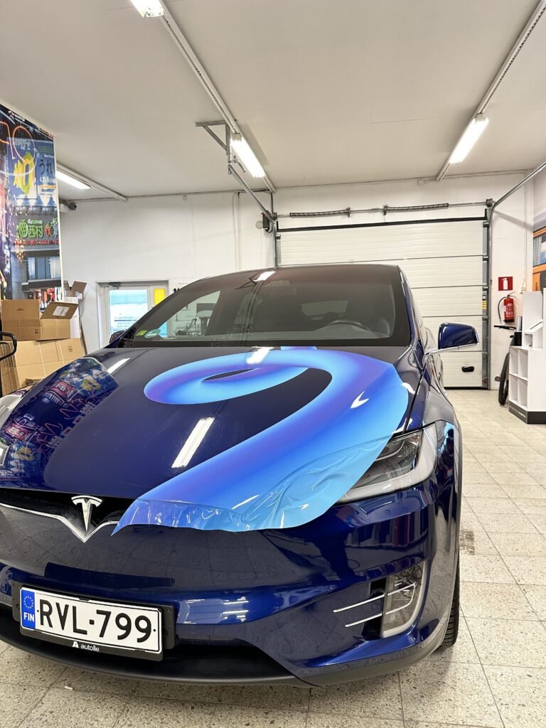 Tesla Model X sininen teippaus työpajassa