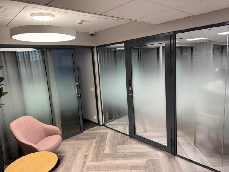 Toimistotilan lasitilanjakaja huurrekalvolla varustettuna