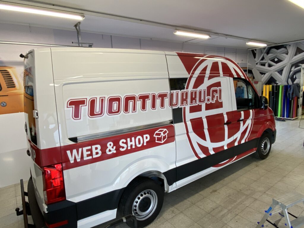 Tuontitukku.fi Volkswagen Crafter teippaus työpajassa