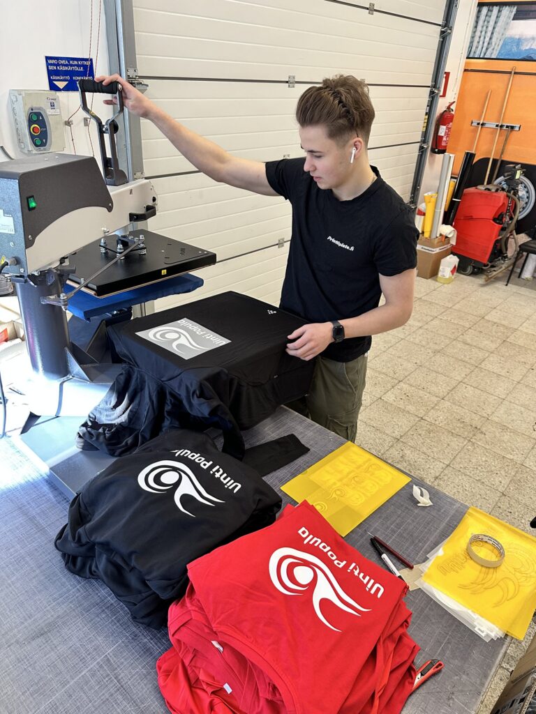 Ultra People t-paitojen lämpöpainatus