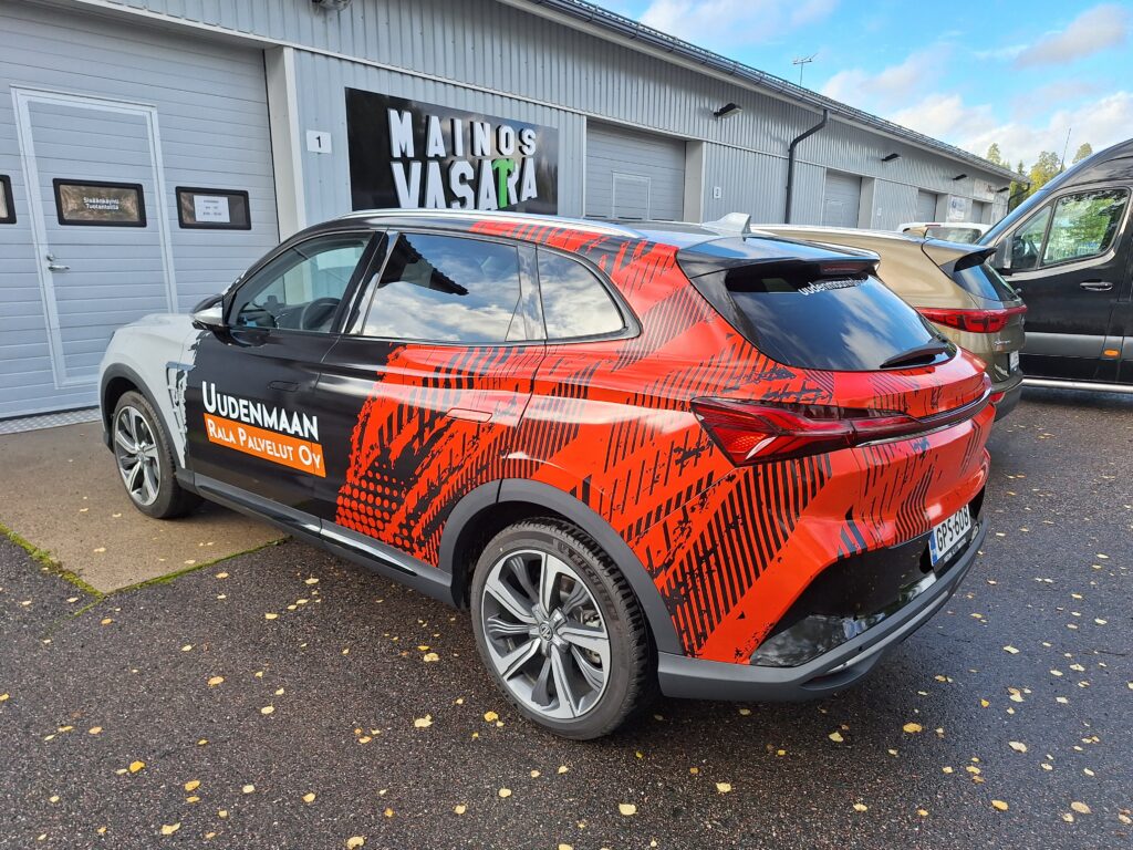 Uudenmaan Kala Palvelut sähköauto teippaus