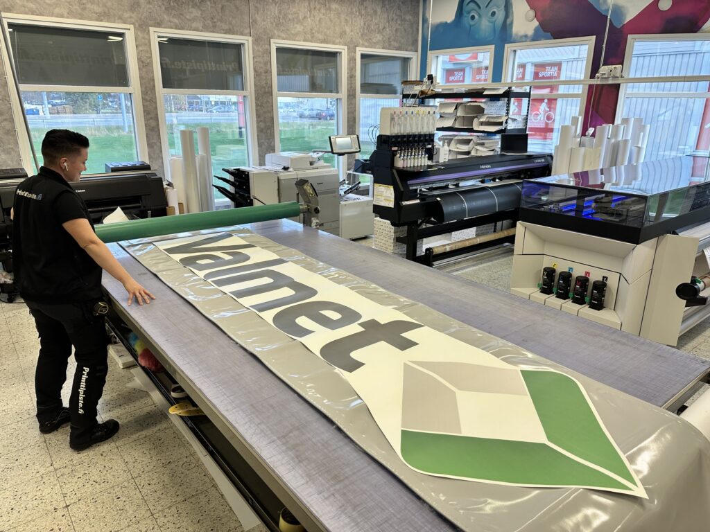 Valmet banderolli tuotantopöydällä