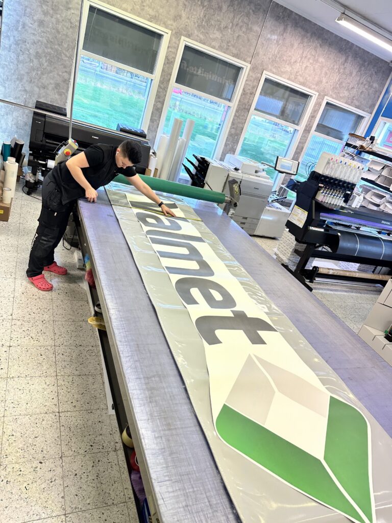 Valmet banneri tuotannossa