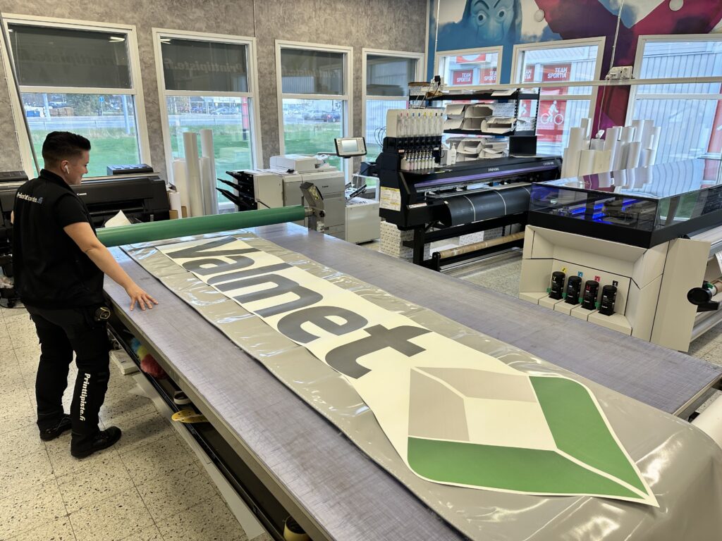 Valmet-mainosbanderolli tuotannossa