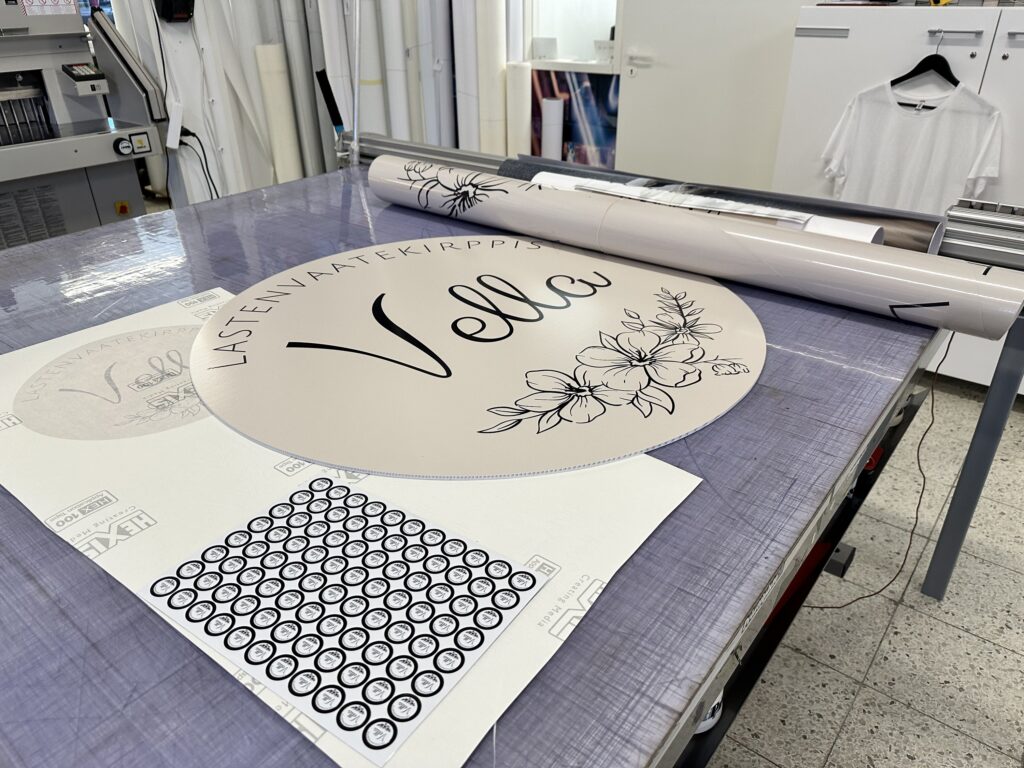 Vella lastenvaatekirppis kyltti tuotanto