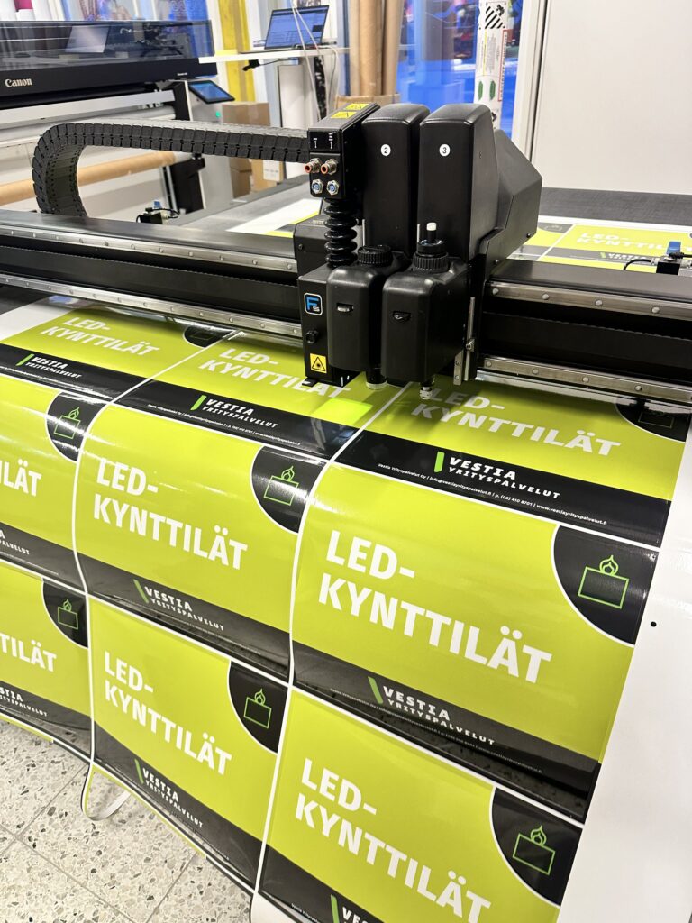 Vesta LED-kynttilät kyltit leikkurissa