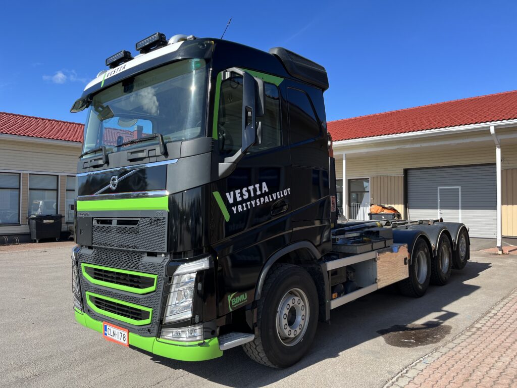 Vestia Yrityspalvelut Volvo kuorma-auto teippaus