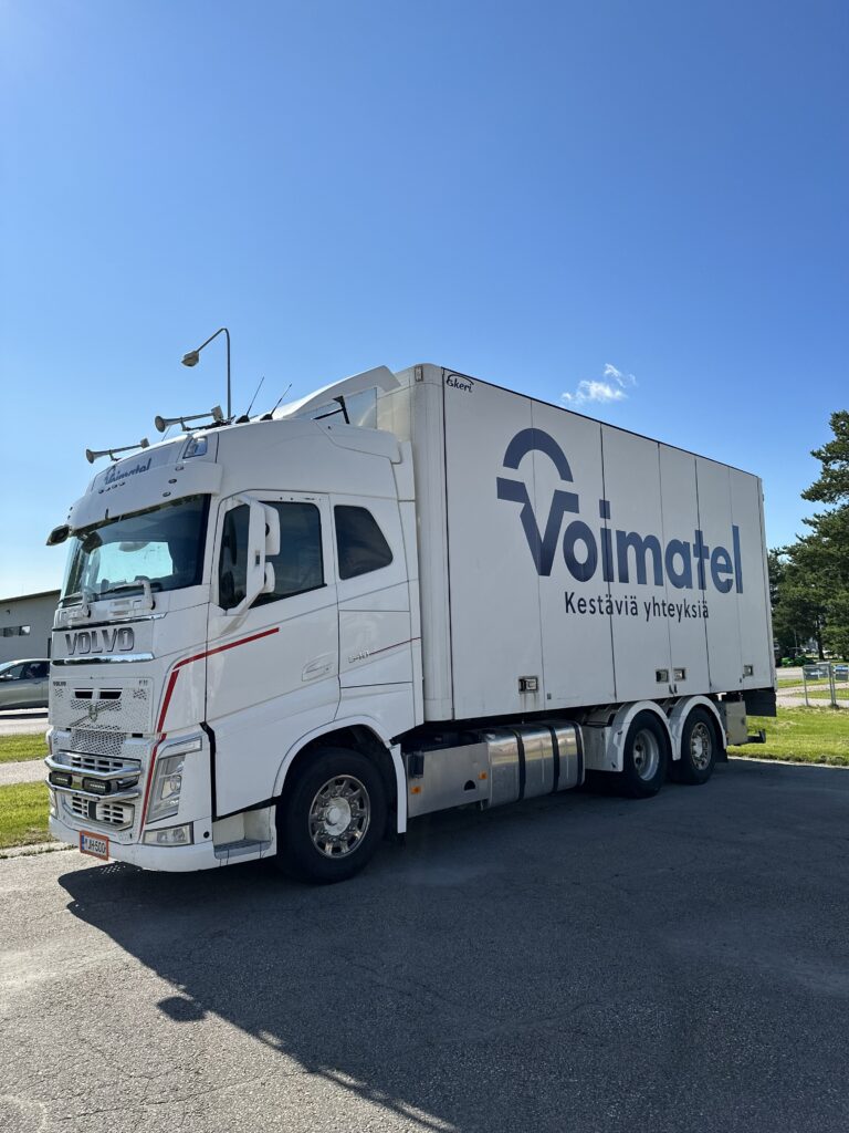 Voimatel Volvo kuorma-auto teippaus